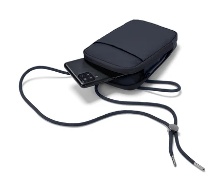 Sötétkék fagyálló okostelefon-táska, benne egy fekete mobiltelefonnal.
