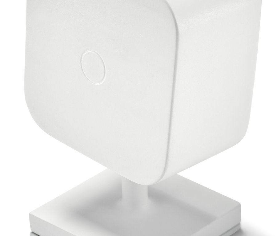 Egy fehér LED akkumulátoros fali lámpa részlete.