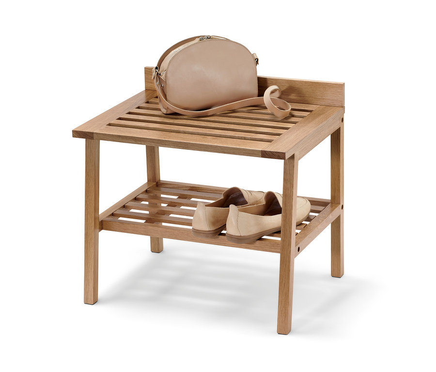 A fa ülőke felső polcán egy kézitáska, alul cipők.