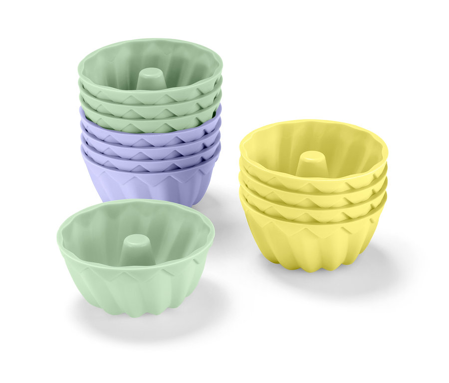 Halmokban mini kuglóf sütőformák világoszöld, lila és sárga színekben.