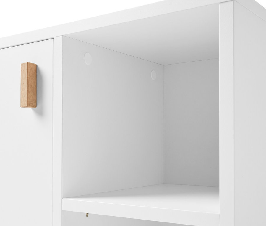 Egy fehér, ajtós, oldalsó polcos mosdó alatti szekrény részlete.