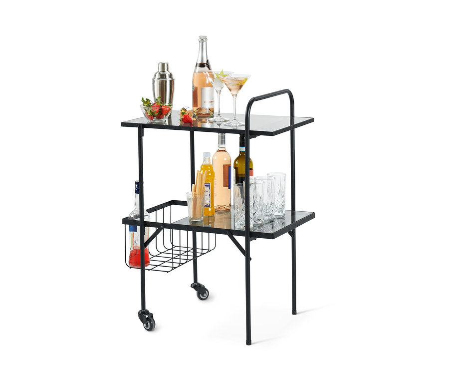 Kétrétegű fekete zsúrkocsi italokkal és poharakkal.