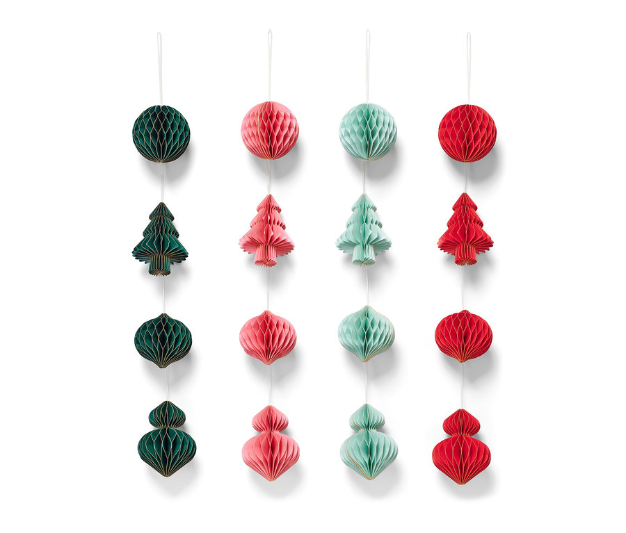 16 darabos, különböző színű és formájú karácsonyfadísz készlet lóg fehér háttér előtt.