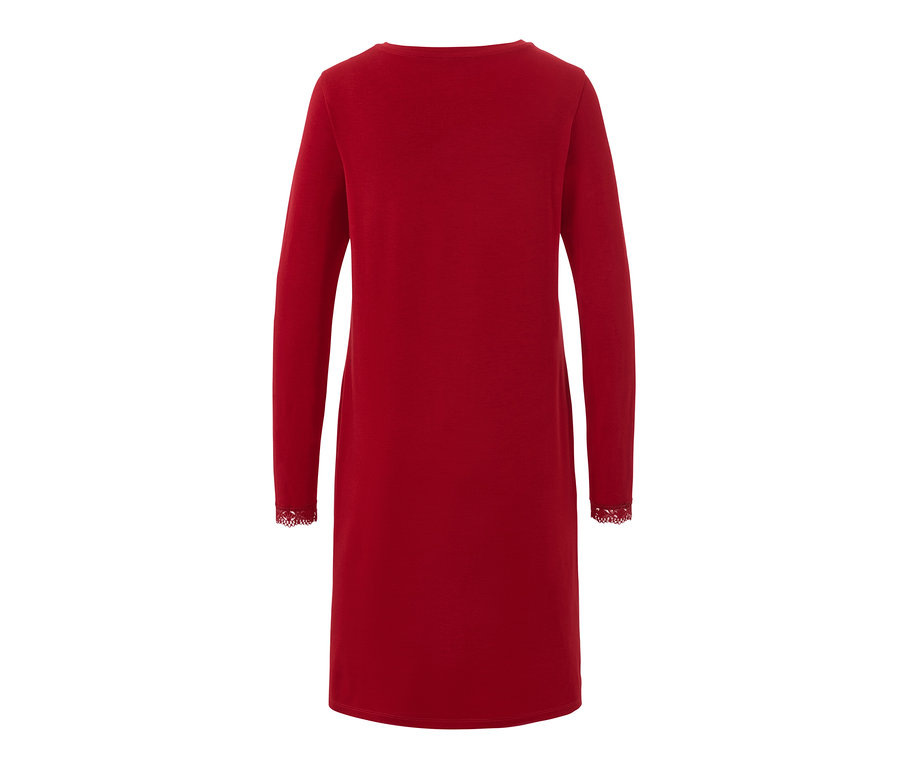 Piros női hálóing csipkerátéttel.