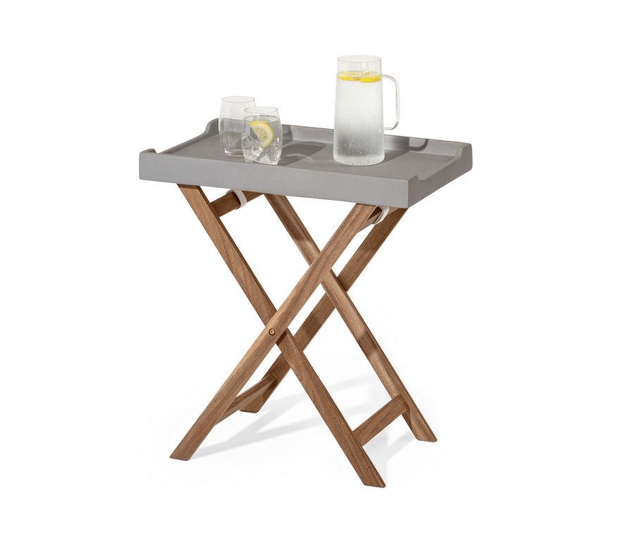 A szürke összecsukható asztalon egy kancsó víz és két pohár citrommal.