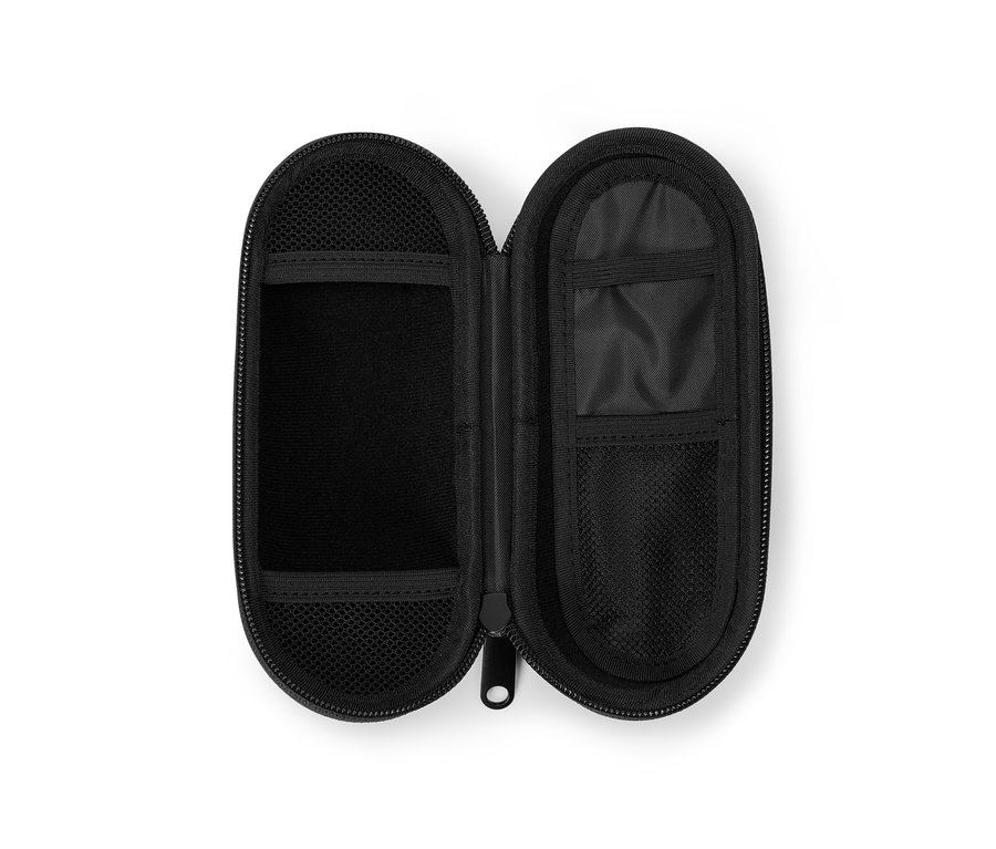 Nyitott fekete Doboz a palacktartóba fehér háttéren.