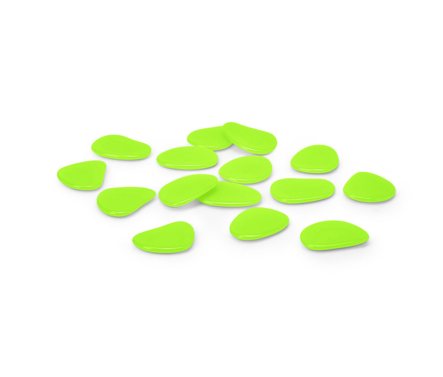 Tizenöt világoszöld világító kavics látható.