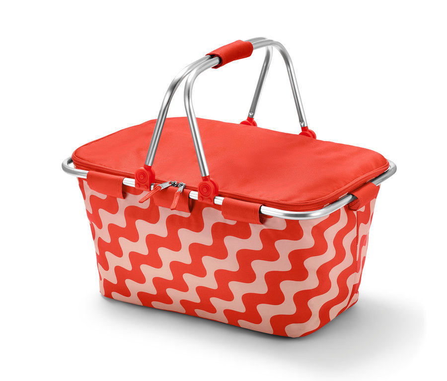 Egy piros hűtőkosár fehér hullámos mintával és alumínium fogantyúval.