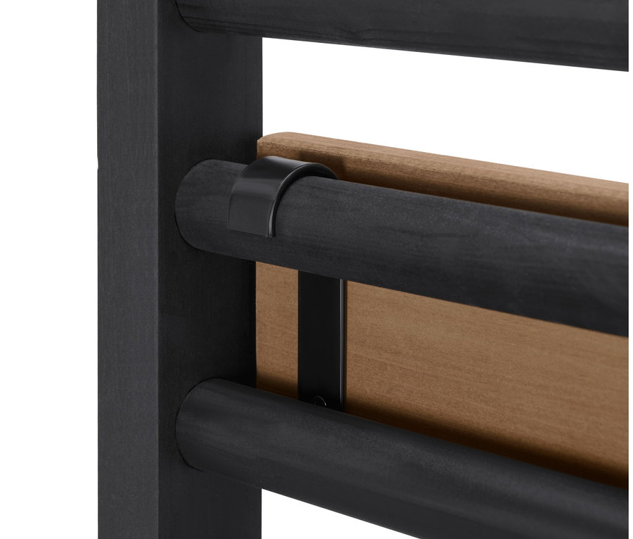 Közelkép egy „Elin” virágládás falról, tetszés szerint befüggeszthető polcokkal.