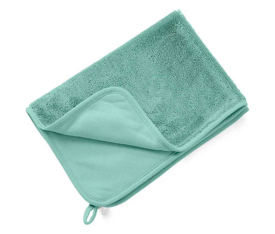 Egy türkiz színű textil törlőkendő összehajtva, fehér háttéren.