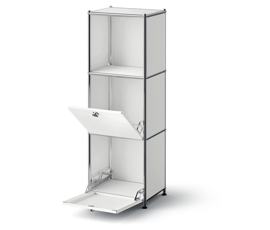 Egy háromszintes fehér szekrény, amelynek az egyik ajtaja nyitva van.