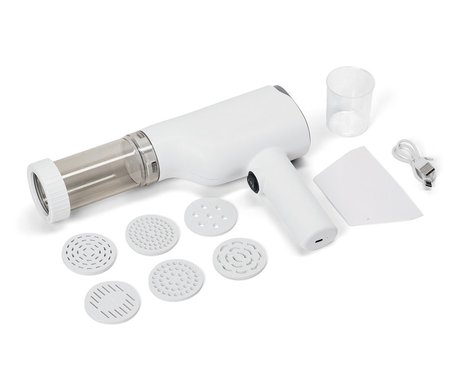 Elektromos tésztakészítő különböző tartozékokkal, mérőpohárral, spatulával és töltőkábellel fehér háttéren.