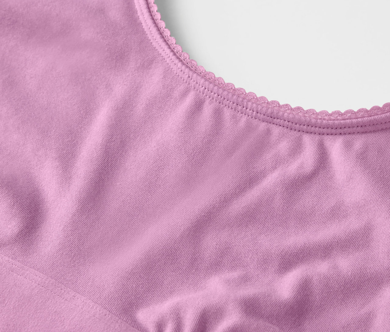 Egy lila melltartó részlete, díszes szegéllyel.