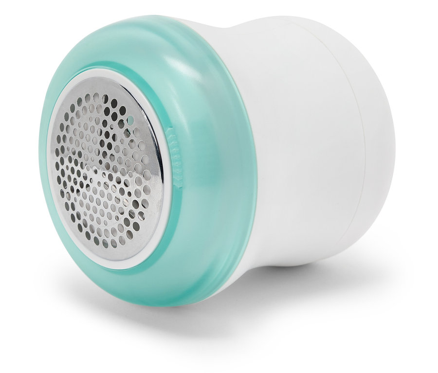 Egy szöszeltávolító közeli képe kékeszöld díszítéssel, fehér háttérrel.