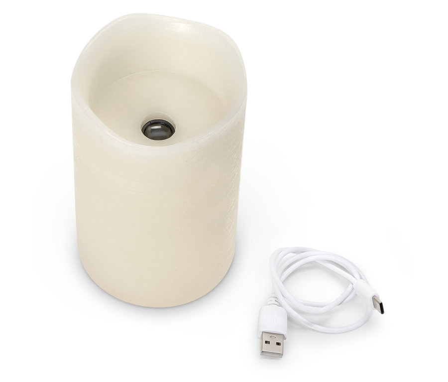 Krémszínű LED gyertya USB kábellel fehér háttéren.