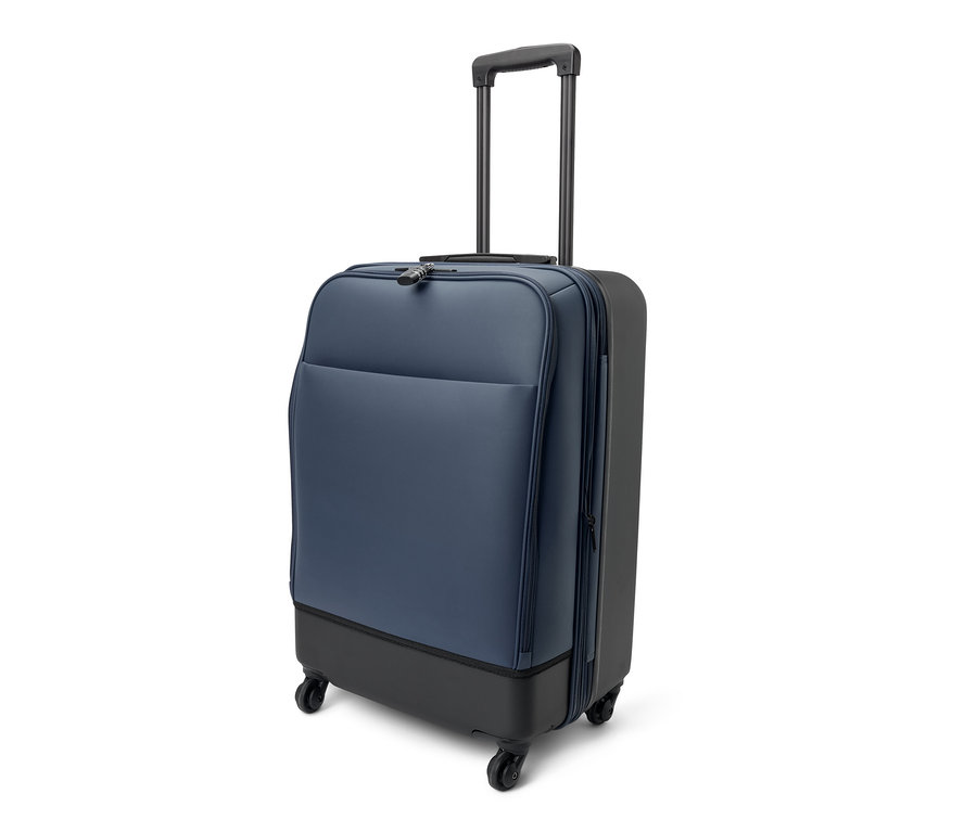 Egy közepes méretű hibrid bőrönd fehér háttérrel.