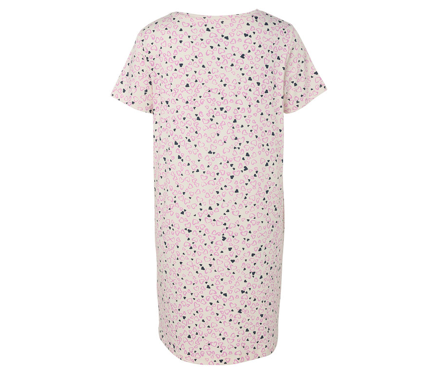 Hátulnézet egy fehér, rövid ujjú hálóingről, rózsaszín és fekete szívecskékkel nyomtatva.