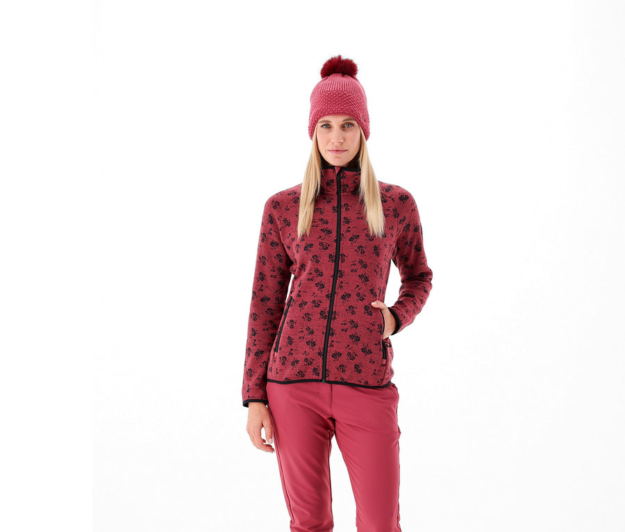 Nő visel CMP Damen-Strickfleece-Jacke, beere színű fleece kabátot, hozzáillő nadrágot és sapkát.