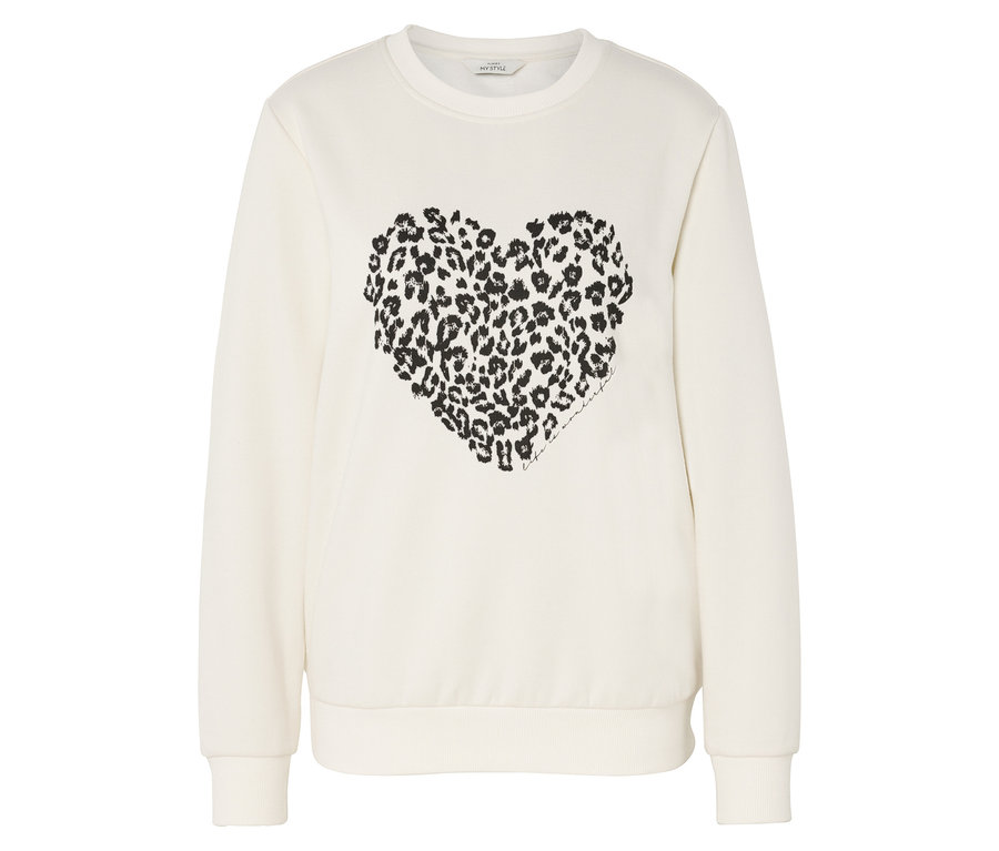 Bézs színű pulóver leopárdmintás szívvel a közepén.