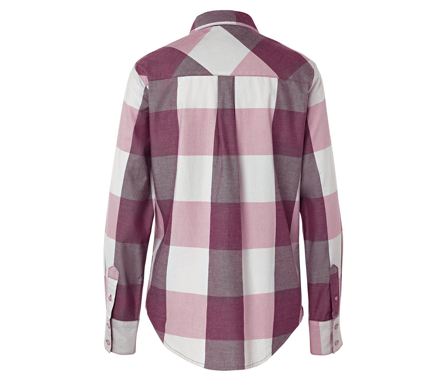 Részlet egy rózsaszín, fehér és bordó árnyalatú kockás ing hátuljáról.