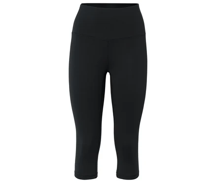 Fekete háromnegyedes leggings fehér háttérrel.