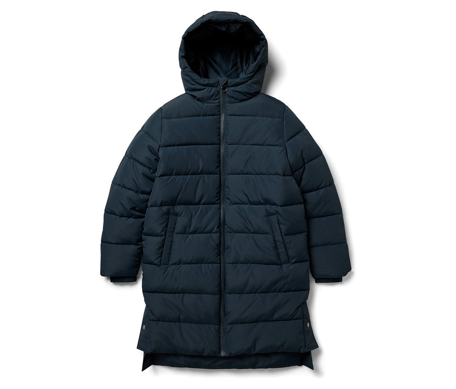 Sötétkék, steppelt, kapucnis kabát fekszik egy fehér háttéren.