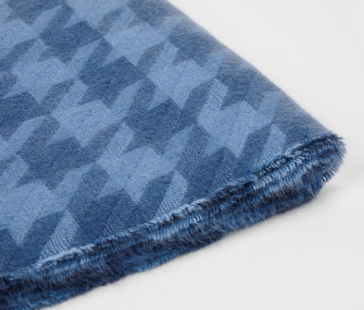 Kék, kakasmintás szövet részlete.