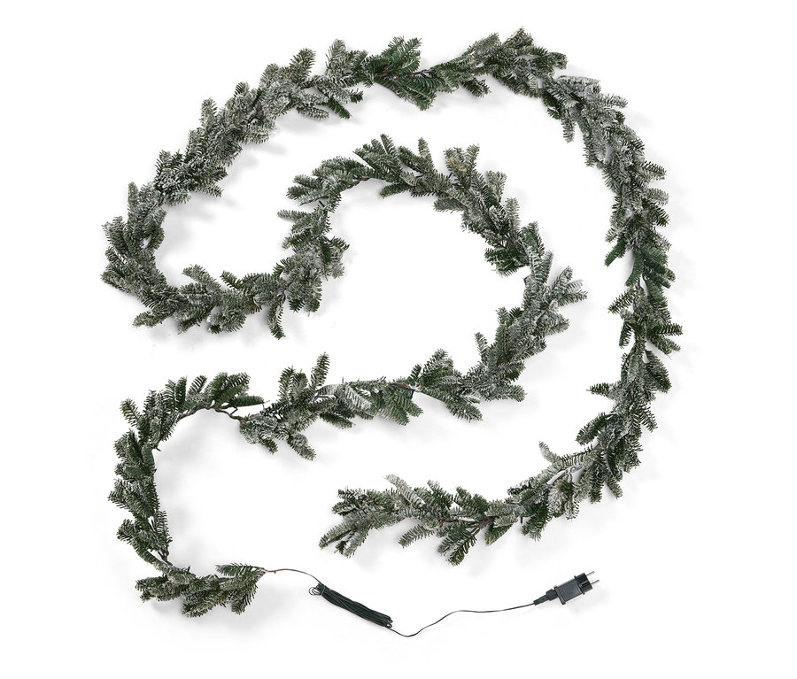 Dekoratív fenyőgirland hóhatással és tápkábellel fehér háttéren.