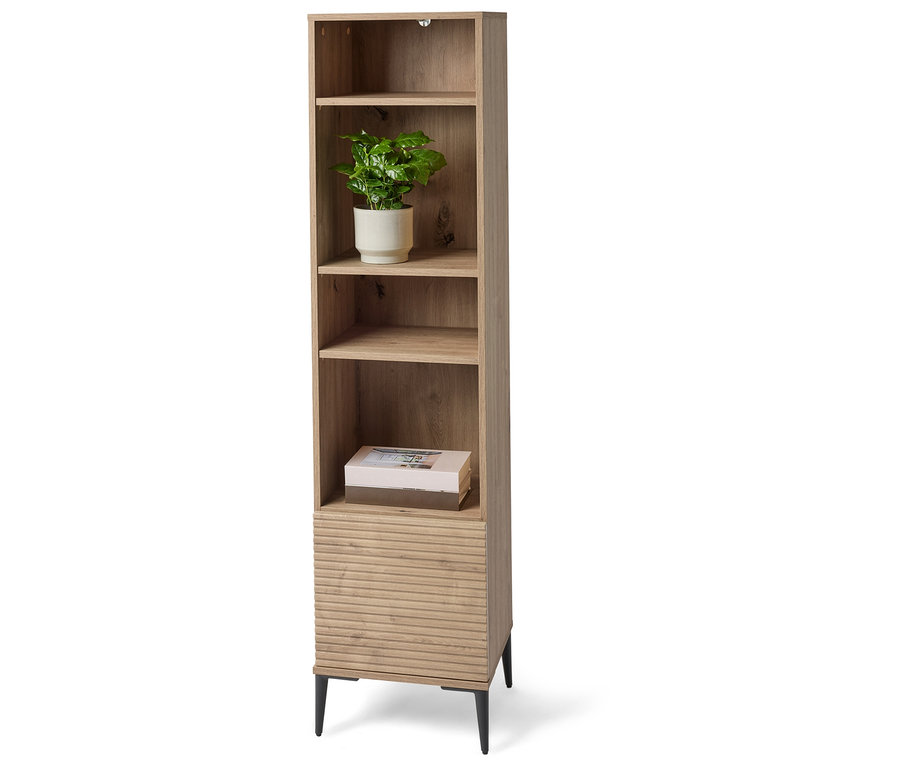 Keskeny fa könyvespolc négy polccal, egy cserepes növénnyel és egy könyvvel.