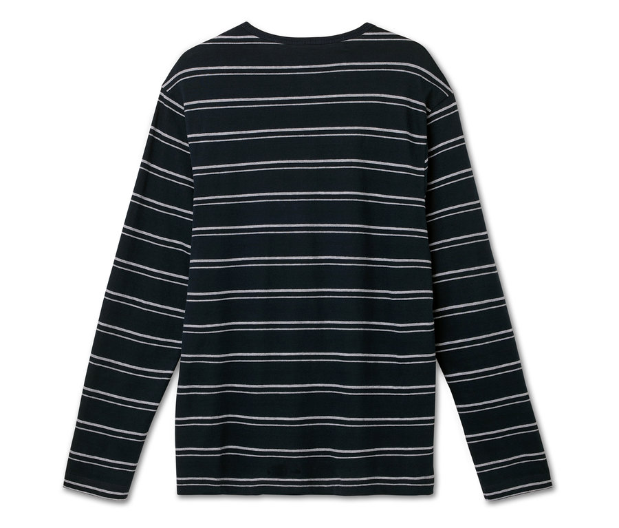 Fekete-fehér csíkos, hosszú ujjú póló fekszik fehér háttéren.