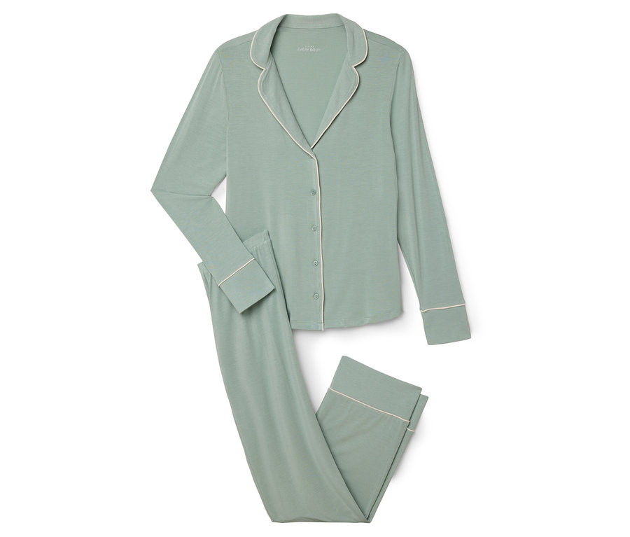 Egy zöld, fehér szegélyű pizsama egy fehér háttéren.