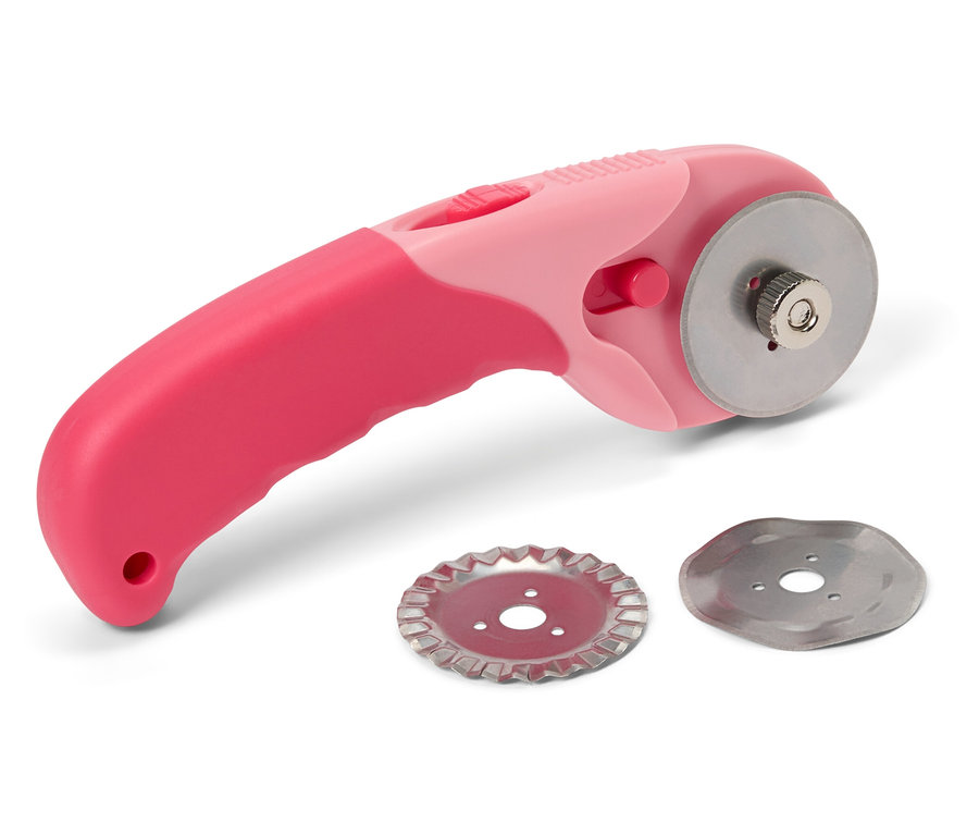 Egy rózsaszín szövetvágó két pengével fehér háttéren.