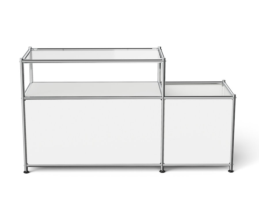 Krómozott, moduláris bútor fehér panelekkel és üvegpolcokkal.