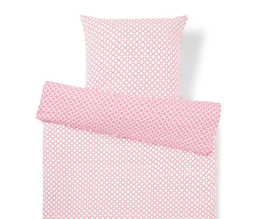 Ágyneműgarnitúra rózsaszín és fehér geometrikus mintával, amely tartalmaz egy párnahuzatot, egy paplant és egy keskeny párnát.