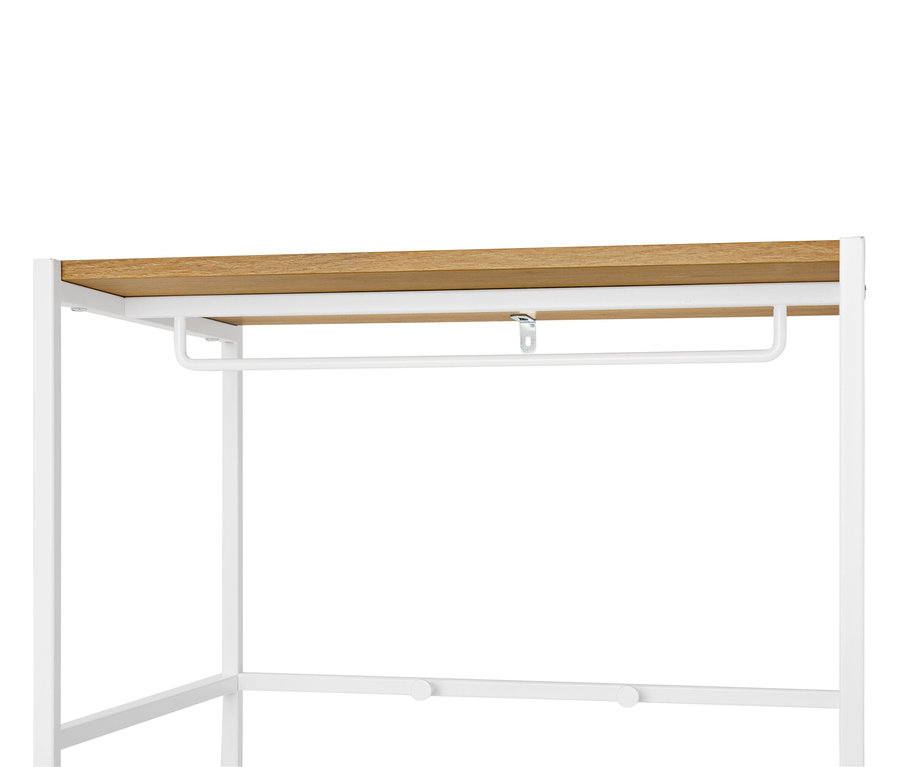 Egy világos fa polccal ellátott fehér ruhaállvány részletes képe.