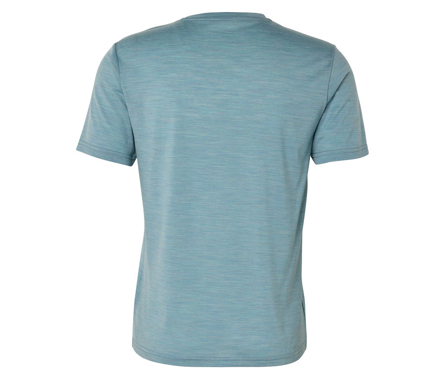 Hátulnézet egy világoskék, rövid ujjú pólóról.