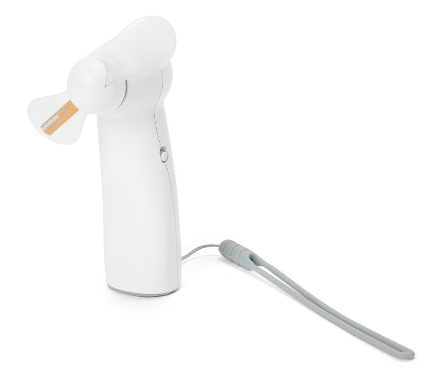 Fehér elektromos mini ventilátor szürke csuklópánttal fehér háttéren fekszik.