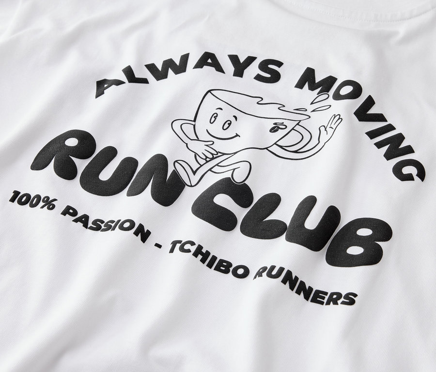 Fehér sportfelső fekete nyomattal: "ALWAYS MOVING", egy futó kávéscsésze, "RUN CLUB" és "100% PASSION - TCHIBO RUNNERS".