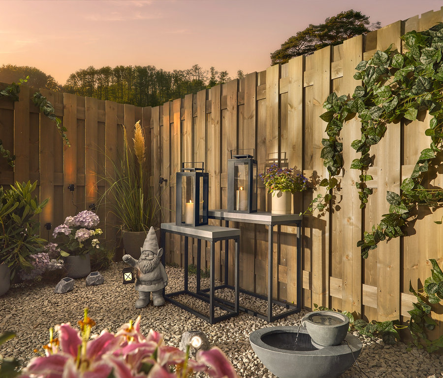 A kertben található egy Buddha kerti csobogó, 3 napelemes ereszcsatorna-lámpa és 3 db napelemes LED-es kő alakú kerti lámpa.