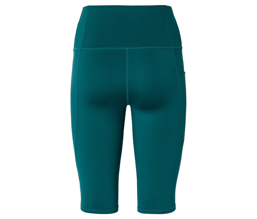Közeli kép egy testhezálló, smaragdzöld, középhosszú leggings hátsó részéről, magas derékkal és egy zsebbel a jobb lábán.