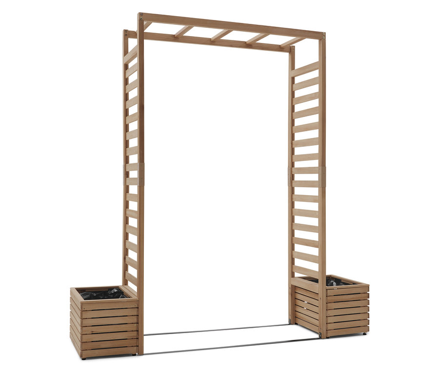 Egy fából készült kerti boltív, oldalt virágládákkal, fehér háttér előtt áll.