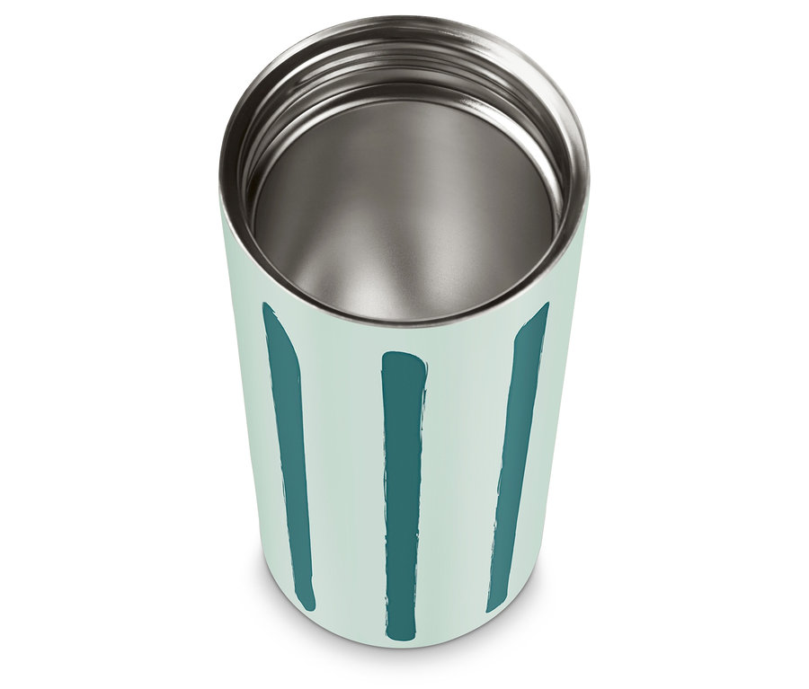 Egy üres, csíkos Coffee-to-go bögre áll fehér háttér előtt.