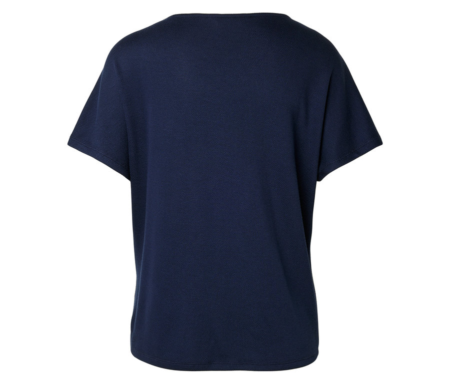 Közeli kép egy tengerészkék, rövid ujjú pólóról.