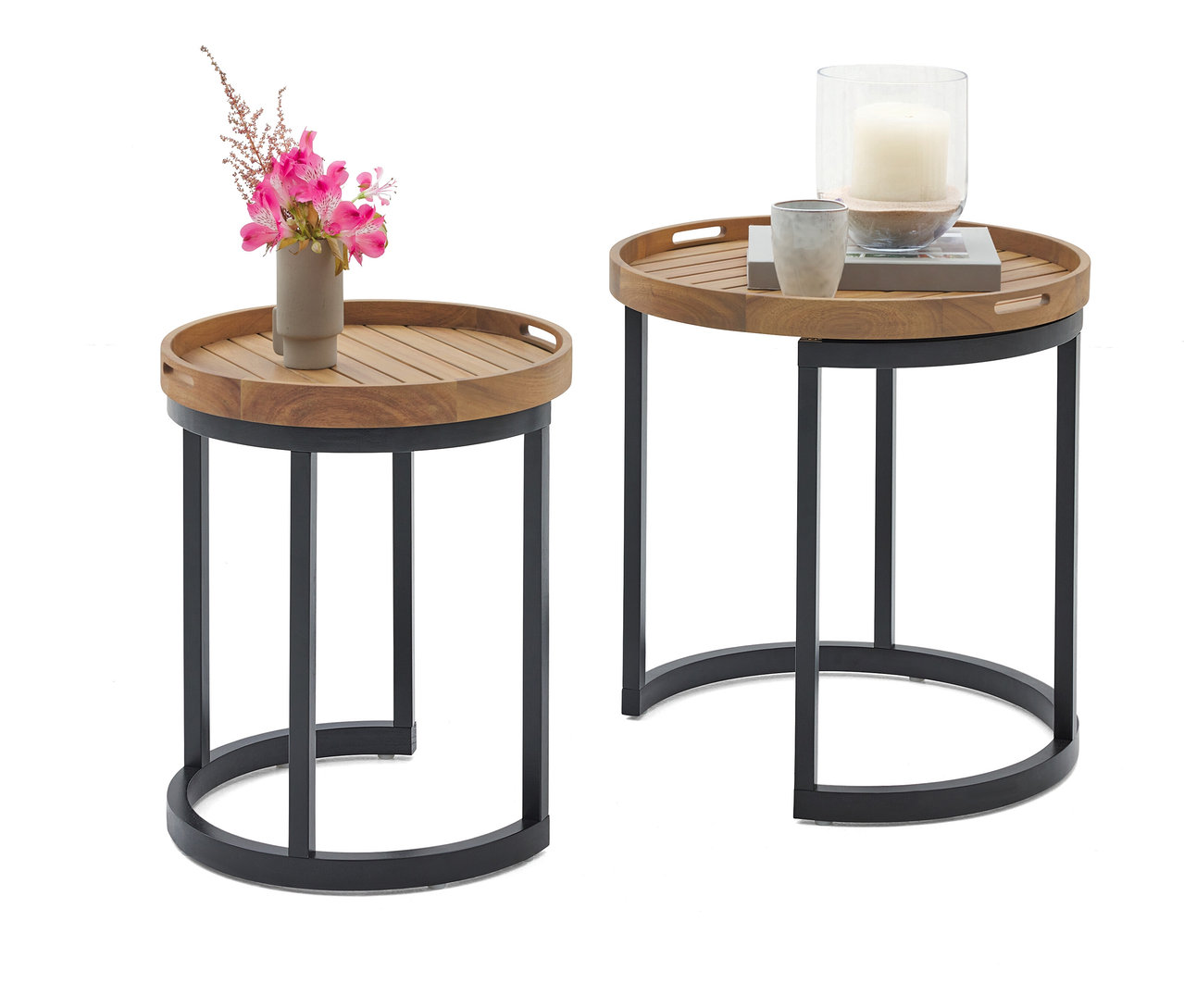 Két kerek asztal fa asztallappal és fekete fémvázzal. Az egyik asztalon egy váza rózsaszín virágokkal, a másikon egy gyertya egy pohárban és egy csésze.