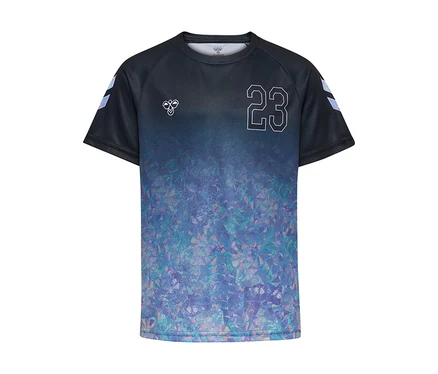 Fekete hummel® HMLJR Shimmer T-Shirt S/S kék és lila geometrikus mintával az alján, fehér '23'-as számmal a mellkason és hummel logókkal.