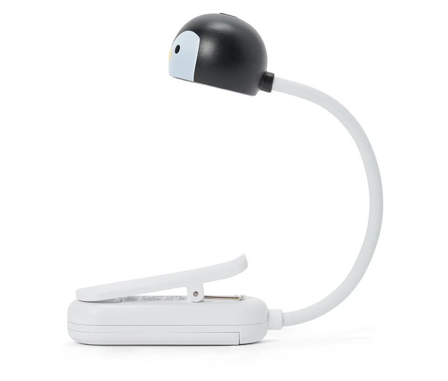 Fehér csíptetős lámpa rugalmas nyakkal és fekete pingvin alakú lámpafejjel, fehér és sárga arcrészletekkel.