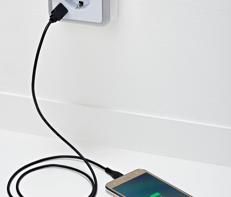 A telefon töltődik egy LED-es éjszakai fény segítségével, amelyen USB-töltő és csatlakozó található.