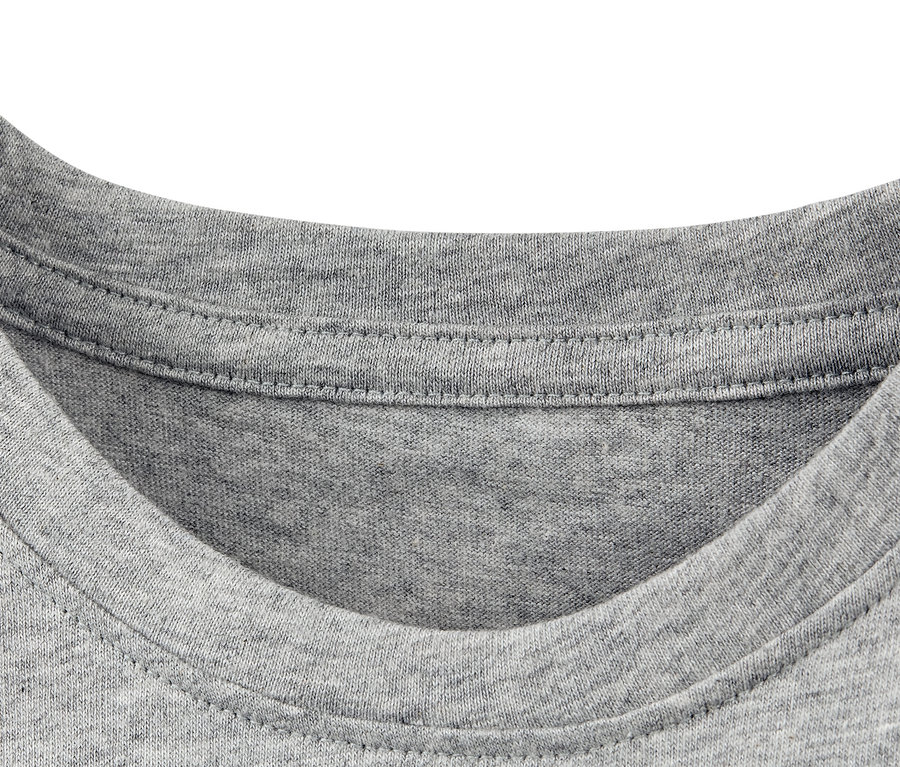 Egy szürke, kerek nyakú 2 kisfiú póló részlete.