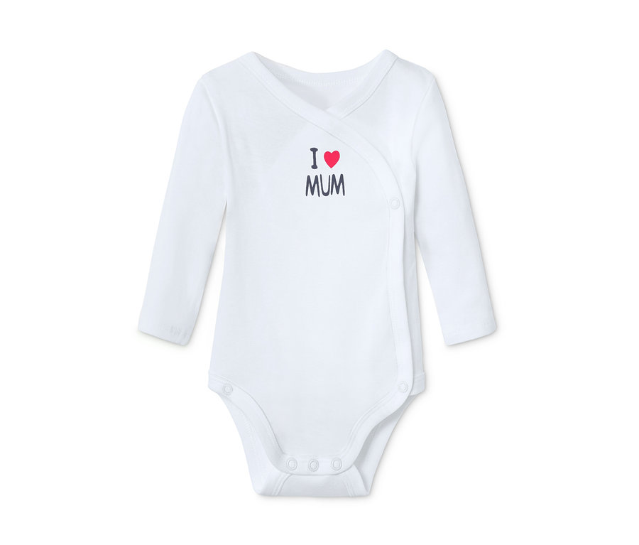 Fehér, hosszú ujjú body „I ❤️ MUM“ felirattal.