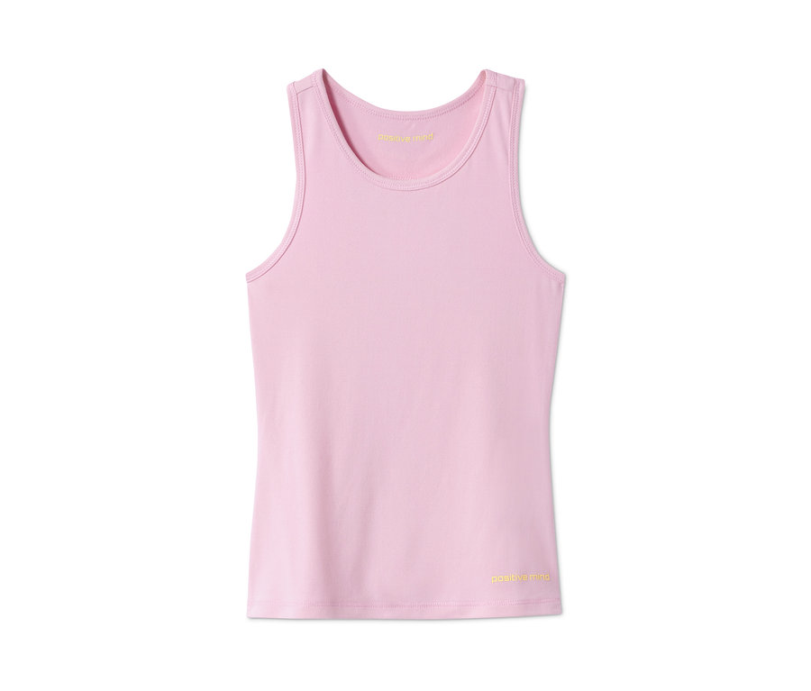 Egy rózsaszín sporttop újrahasznosított anyagból.